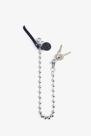 Kugelkette/ Schlüsselkette in silber, BALL'N'CHAIN ed.1 von INA KENT mit schwarzen Details aus Leder an zwei Schlüssel angehängt