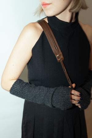 Schulterprotektor aus grauem, pflanzlich gegerbten Leder auf einem dünnen Strap – Protector Kit ed.1 von INA KENT