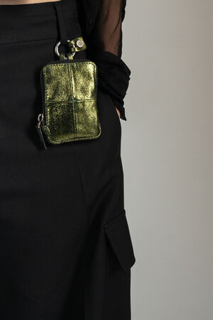INA KENT X.LOMI ed.2 aus Metallic-Leder in grün getragen an der Gürtelschlaufe einer schwarzen Hose
