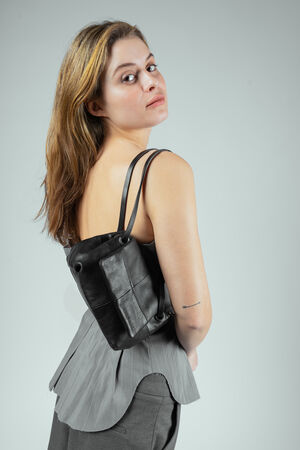 Kleine Flap-Bag ESPE ed.1 aus mattem, schwarzem Leder – getragen als Schultertasche 