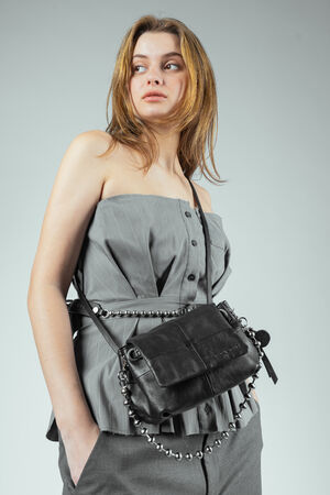 Kleine Flap-Bag ESPE ed.1 aus mattem, schwarzem Leder – getragen als Umhängetasche mit Kugelkette BALL'N'CHAIN ed.1