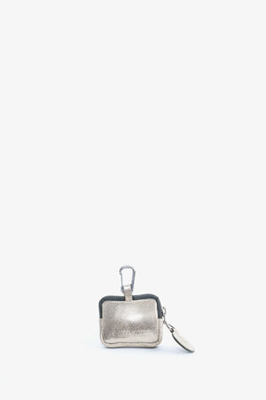 Eine kleine silbermetallicfarbene INA KENT-Handtasche auf weißem Hintergrund.