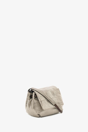 Eine metallisch-silberne Handtasche mit Crossbody-Gurt von INA KENT ist vor einem weißen Hintergrund positioniert.