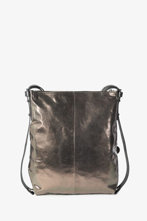 Eine rechteckige Lederhandtasche in Metallic-Silber von INA KENT verfügt über ein minimalistisches Design und einen langen Schulterriemen vor einem schlichten Hintergrund.