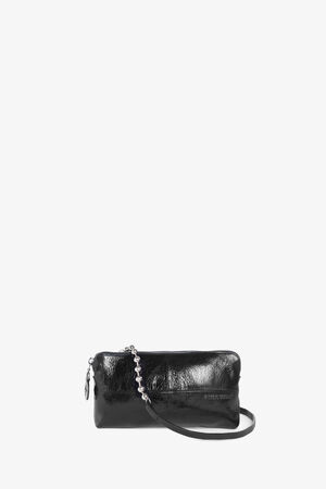 INA KENT Tasche IVIET von vorne fotografiert. Der Riemen schlingt sich um die Tasche und hat silberne Details