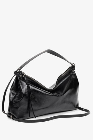 INA KENT Tasche DINKUM ed.2 in glänzendem Patentleder in der Farbe Ink Black. Die seitliche Perspektive zeigt die weiche Form der Tasche, den Reißverschluss sowie den langen, abnehmbaren Schulterriemen vor neutralem Hintergrund.