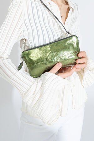 NA KENT Tasche IVIET ed.3 in crackled guacamole wird als kleine Handtasche getragen.