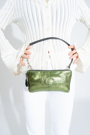 INA KENT Tasche IVIET ed.3 in crackled guacamole, locker in den Händen gehalten.