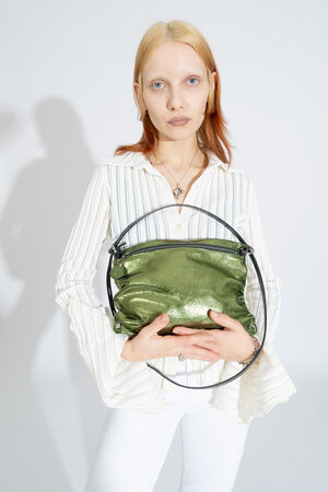 INA KENT Tasche MOONLIT ed.1 in crackled guacamole, locker in der Hand gehalten.