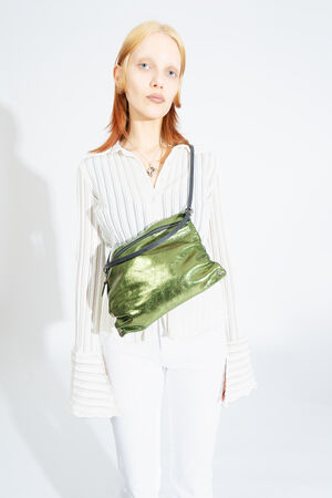INA KENT Tasche MOONLIT ed.1 in crackled guacamole wird diagonal über die Brust getragen.