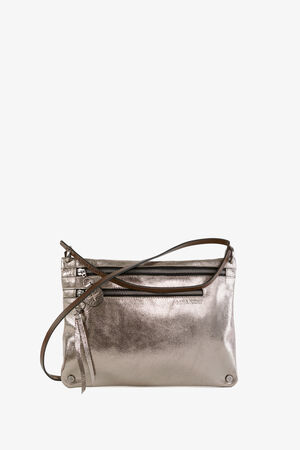 Wir präsentieren die Clutch INA KENT in Metallic-Silber mit zwei Reißverschlusstaschen und einem dünnen Riemen. Dieses elegante Accessoire ist mit Quastenakzenten an den Reißverschlusslaschen verziert und sticht vor einem schlichten weißen Hintergrund hervor.