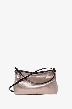 Die metallisch-pinke Handtasche INA KENT mit einem eleganten schwarzen Schultergurt und sicherem Reißverschluss ruht elegant auf einem schlichten weißen Hintergrund.