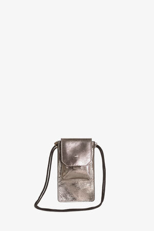 Die Crossbody-Telefontasche INA KENT in Metallic-Silber verfügt über einen eleganten Klappenverschluss und einen eleganten schwarzen Riemen, der sich wunderschön vor einem schlichten weißen Hintergrund abhebt.