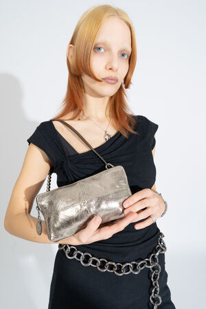 Close-up - IVIET ed.3 shoulder bag in shimmering leather in metallic bright anthra