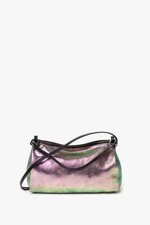 Die Handtasche mit metallischem Farbverlauf von INA KENT verfügt über einen Reißverschluss oben und einen Crossbody-Gurt und präsentiert sich in atemberaubenden Grün- und Lilatönen.