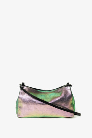 Die in Metallic-Lila und Grün schillernde Handtasche von INA KENT verfügt über einen eleganten schwarzen Riemen, der einen schönen Kontrast zum schlichten weißen Hintergrund bildet.