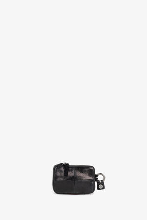 Diese kleine schwarze Ledertasche von INA KENT verfügt über einen Reißverschluss und einen Schlüsselringaufsatz und setzt sich elegant vor einem schlichten weißen Hintergrund ab.