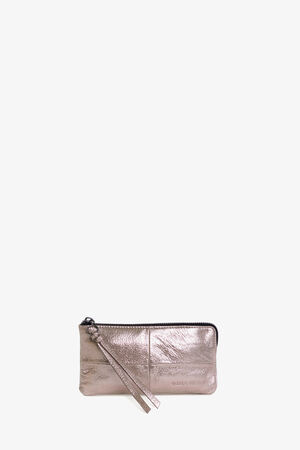 Die Clutch mit Reißverschluss in Metallic-Bronze von INA KENT ist mit einem schicken Quastendetail verziert und hebt sich elegant von einem schlichten weißen Hintergrund ab.