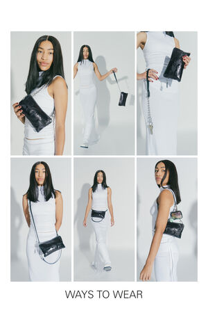 Collage einer Frau in einem weißen Kleid, die verschiedene Tragemöglichkeiten einer schwarzen Umhängetasche und Clutch von INA KENT demonstriert. Der Text unten lautet „TRAGEARTEN“.