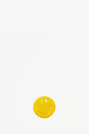 Gelber Lederanhänger in Smileyform