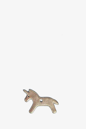 Ein flacher, metallischer Anhänger in Einhornform mit einem Loch in der Mitte von INA KENT, auf einem schlichten weißen Hintergrund.