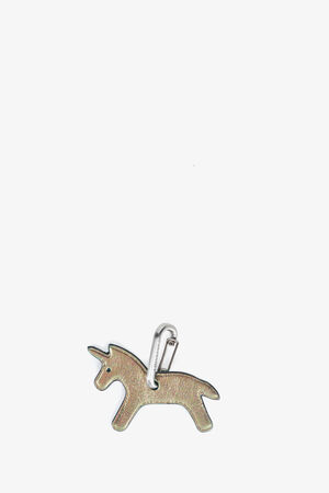 Ein metallischer Schlüsselanhänger in Einhornform von INA KENT mit silbernem Verschluss ist auf einem schlichten weißen Hintergrund abgebildet.