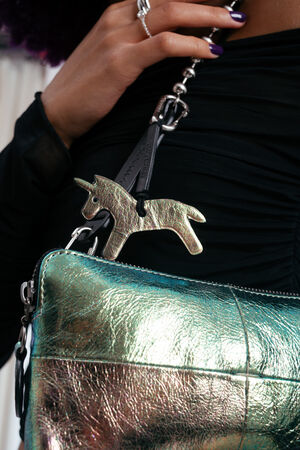 Anhänger für Tasche in Form von einem Einhorn in metallischem rosa-grün mit Karabiner und Lederband