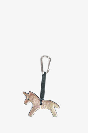 Ein metallischer Schlüsselanhänger in Einhornform von INA KENT ist an einem schwarzen Riemen und einem silbernen Karabiner auf weißem Hintergrund befestigt.