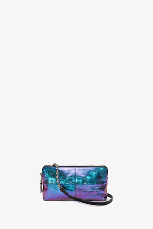 Eine kleine rechteckige Clutch von INA KENT mit schillerndem blau-violettem Finish, schwarzem Besatz und einem schwarzen Riemen mit silbernen Details, präsentiert vor einem schlichten weißen Hintergrund.