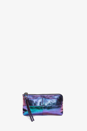 Eine kleine rechteckige Clutch von INA KENT mit metallisch schimmerndem Finish in Lila-, Blau- und Grüntönen und einer Handschlaufe auf der linken Seite.
