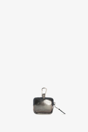 Ein metallisches AirPods-Etui von INA KENT mit Reißverschluss, Schlüsselring und Clip ist zentriert auf einem schlichten weißen Hintergrund abgebildet.