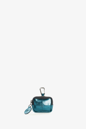 Eine kleine, metallisch blaue Ledertasche von INA KENT mit Reißverschluss, Schlüsselring und Clip, abgebildet vor einem schlichten weißen Hintergrund.