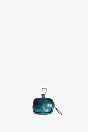 Eine kleine, metallisch blaugrüne INA KENT-Tasche mit Reißverschluss, Schlüsselring und Metallclip, fotografiert vor einem schlichten weißen Hintergrund.