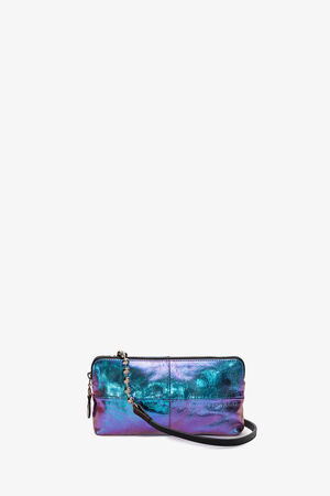Eine kleine, rechteckige Clutch von INA KENT mit einem schillernden Finish in Metallic-Blau und Lila, einem silbernen Reißverschluss und einem Kettenriemen vor einem schlichten weißen Hintergrund.
