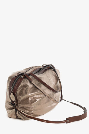 Metallische, bronzefarbene Handtasche von INA KENT mit Reißverschluss, braunen Ledergriffen und einem verstellbaren Schulterriemen aus Leder, abgebildet auf einem weißen Hintergrund.