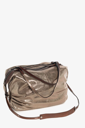Eine INA KENT Handtasche aus goldfarbenem Metallic-Leder mit Schulterriemen aus braunem Leder und einem Verschluss mit Reißverschluss vor einem schlichten weißen Hintergrund.