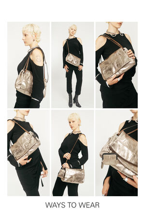 Collage, die eine Person zeigt, die eine INA KENT Metallic-Umhängetasche auf verschiedene Weise modelliert, um zu demonstrieren, wie man die Tasche zu einem schwarzen Outfit tragen kann. Der Text darunter lautet: "Ways to Wear.