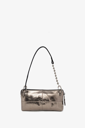 Metallisch-silberne INA KENT Handtasche mit kurzem schwarzem Riemen und Kettendetail, Reißverschluss und einem kleinen runden Anhänger auf weißem Hintergrund.