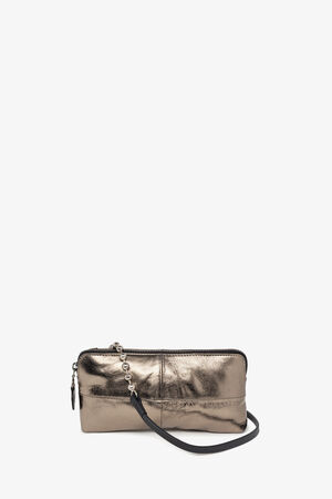 Rechteckige Metallic-Clutch-Tasche von INA KENT mit Reißverschluss und schwarzem, abnehmbarem Riemen auf weißem Hintergrund.