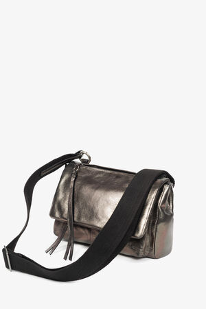 Crossbody-Tasche aus Metallic-Leder von INA KENT mit Überschlag, Reißverschluss und breitem, verstellbarem schwarzem Riemen auf einfarbig weißem Hintergrund.