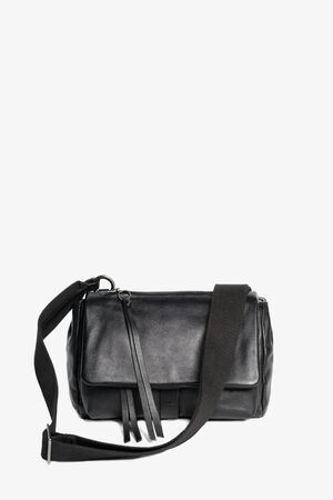 Eine INA KENT Tasche aus schwarzem Leder mit Überschlag, Reißverschluss und verstellbarem Schulterriemen aus schwarzem Stoff auf weißem Hintergrund.