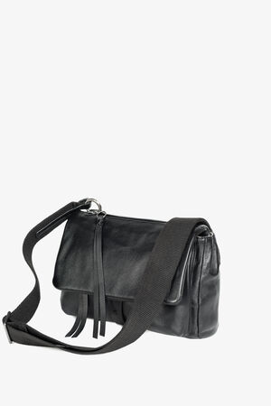 Schwarze INA KENT Ledertasche mit Überschlag, dekorativen Lederquasten und einem verstellbaren breiten Stoffriemen, fotografiert auf weißem Hintergrund.