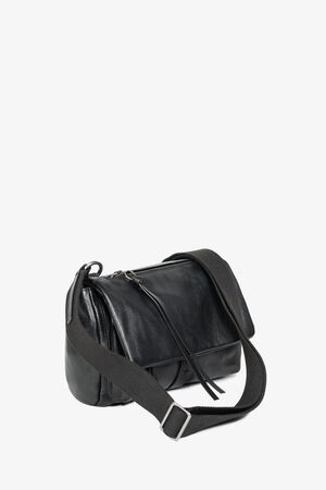 Eine INA KENT Kuriertasche aus schwarzem Leder mit einem breiten, verstellbaren Schulterriemen aus Stoff, einem Hauptfach mit Reißverschluss und einer Klappe auf der Vorderseite vor einem schlichten weißen Hintergrund.