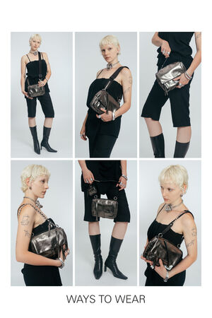 Sechs Bilder einer Person mit kurzen blonden Haaren, die eine INA KENT-Metallic-Tasche auf verschiedene Weise modelliert und zeigt, wie man sie tragen kann, z. B. als Crossbody, in der Hand oder als Clutch.
