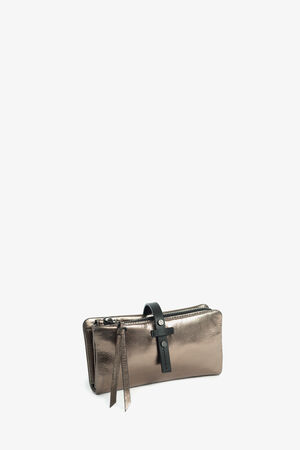 Metallisch bronzefarbene INA KENT Clutch mit Reißverschluss, schwarzem Riemen und Zuglaschen vor einem schlichten weißen Hintergrund.