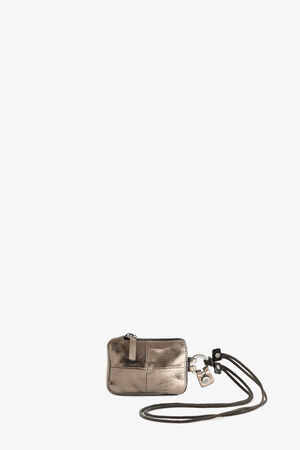 Eine kleine Metalltasche mit Reißverschluss von INA KENT, die mit einem Riemen und einem Schlüsselring versehen ist und auf einem schlichten weißen Hintergrund steht.