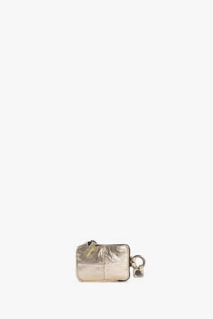 Eine kleine goldene Metallic-Reißverschlusstasche von INA KENT mit einem Schlüsselring, zentriert auf einem schlichten weißen Hintergrund.