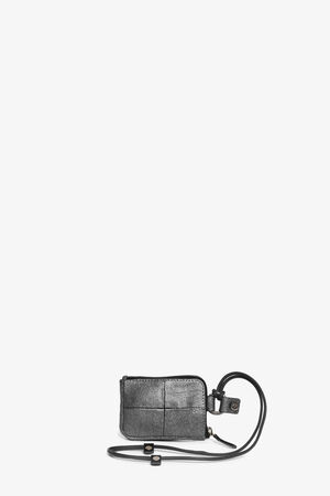Eine kleine schwarze INA KENT Crossbody-Tasche aus Leder mit Patchwork-Muster, Reißverschluss und verstellbarem Riemen vor einem schlichten weißen Hintergrund.