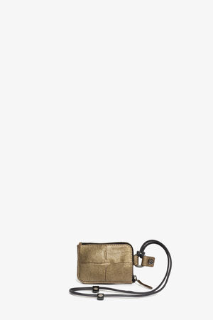 Eine kleine, rechteckige, strukturierte hellbraune Tasche mit Reißverschluss und schwarzem Riemen von INA KENT, die vor einem schlichten weißen Hintergrund präsentiert wird.