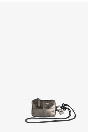 Kleine rechteckige Metalltasche von INA KENT mit einem Reißverschluss, einem Anhänger und einem langen schwarzen Riemen auf weißem Hintergrund.